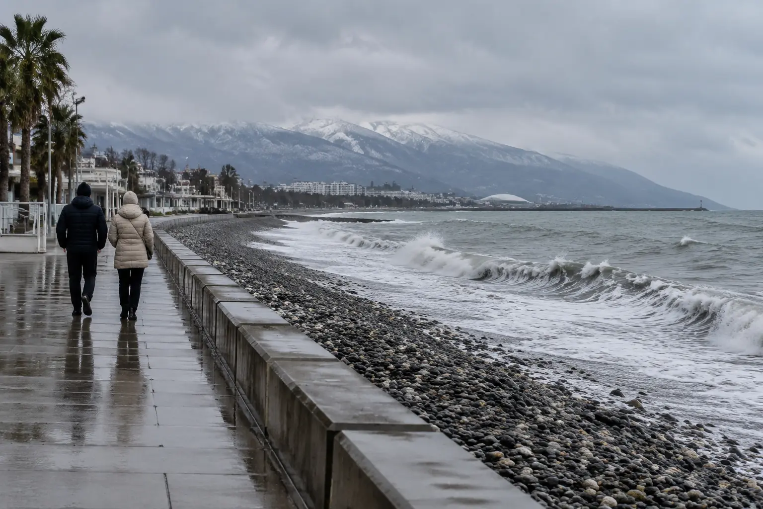 Набережная Адлера в феврале: пустые шезлонги, серое море и плюс 11 градусов воздуха в полдень, снято на телефон 12 февраля.